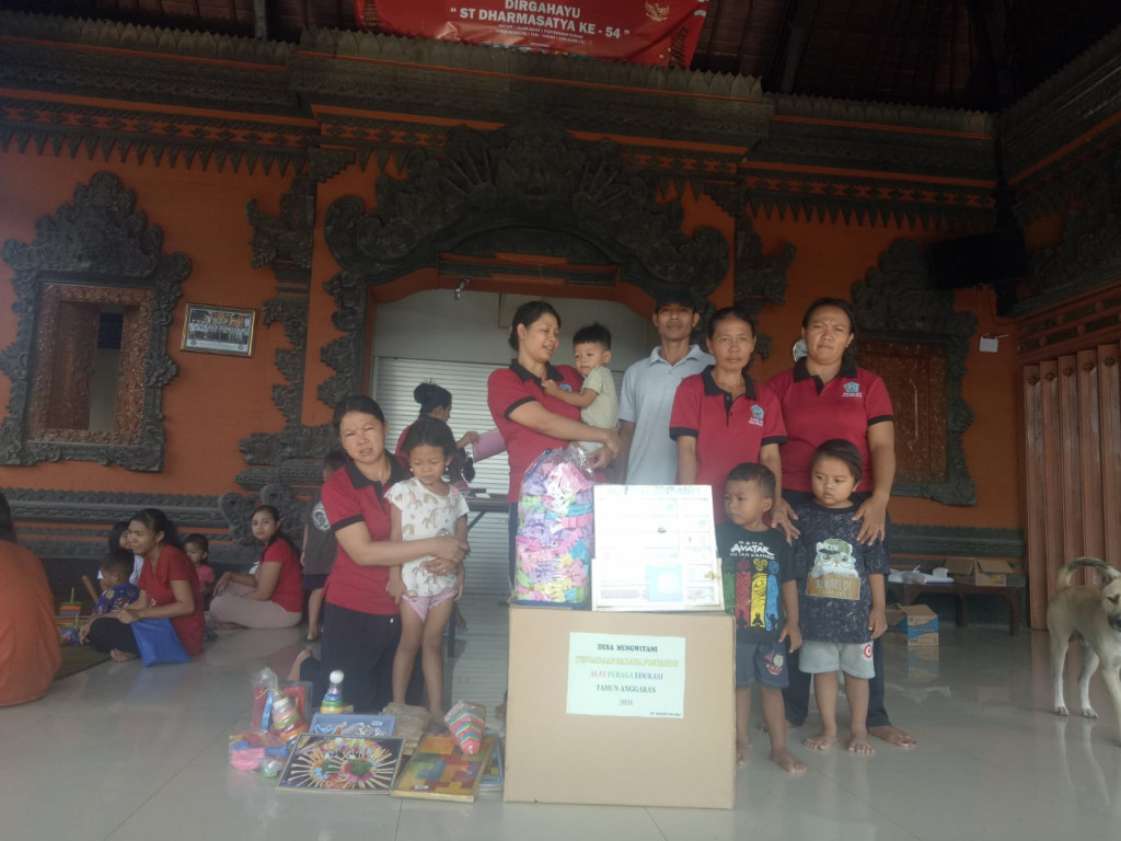 Kegiatan posyandu dan bkb, serta penyerahan alat peraga edukasi tahun anggaran 2024 dari Pemerintahan Desa Mengwitani.